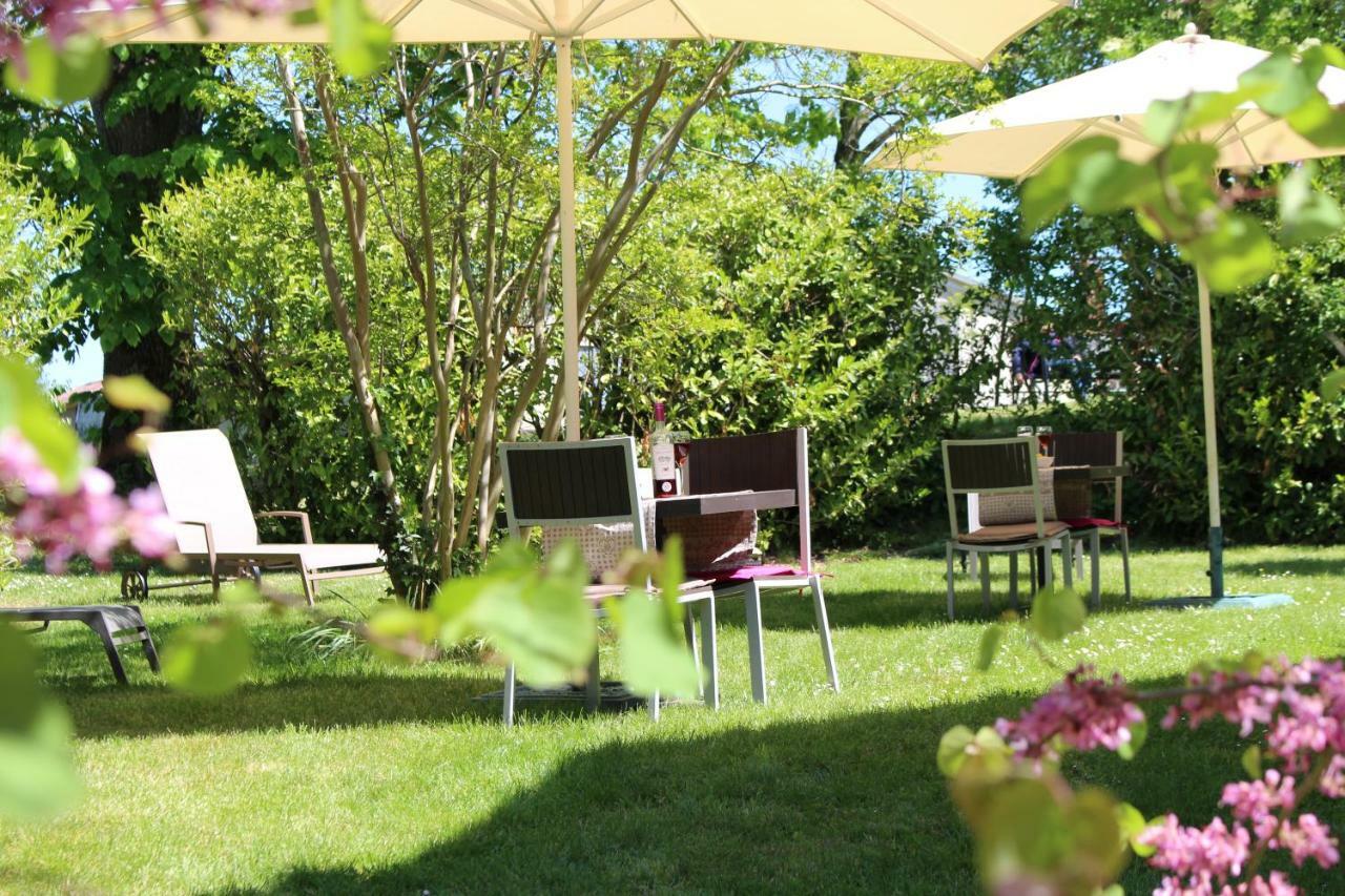 Bed and Breakfast Ancien Haras de la Tour Lamothe-Landerron Exterior foto